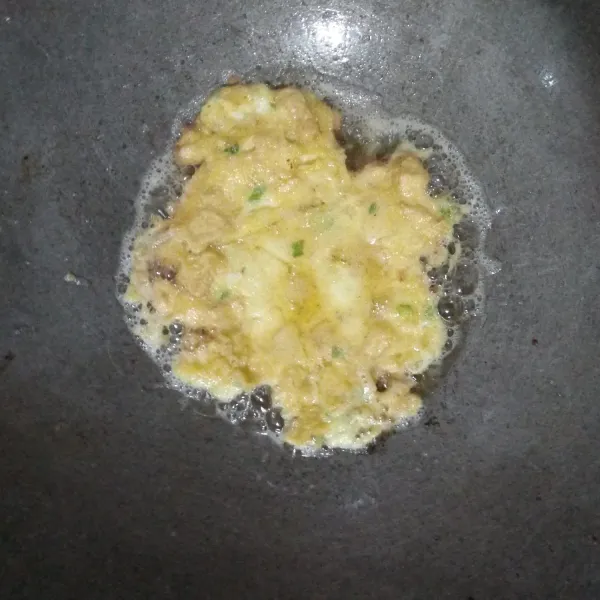 Panaskan minyak goreng, kemudian goreng tahu telur menjadi 2-3 bagian (untuk 2-3 porsi).