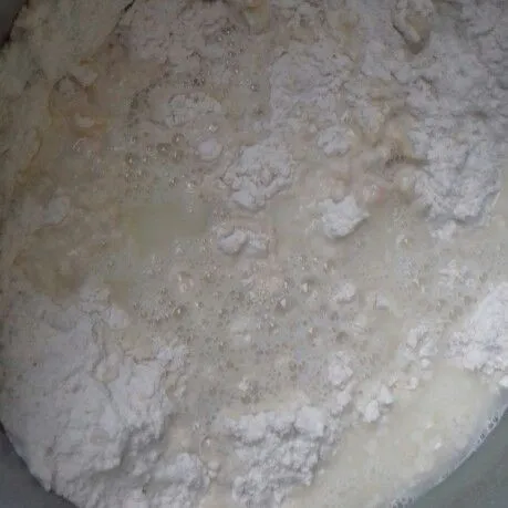 masukkan air secara bertahap. uleni hingga kalis. tutup adonan roti dan diamkan 1 jam hingga mengembang 2x lipat.