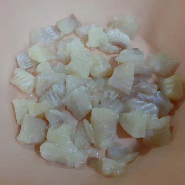 potong ikan dori bentuk kotak. beri jeruk nipis lalu sisihkan.