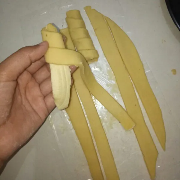 Keluarkan adonan dari frezer,gilis memanjang.Iris kulit molen menjadi beberapa bagian lalu likitkan ke pisang.