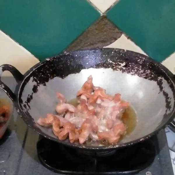 Potong sosis menjadi 3 bagian, lalu bagian bawahnya belah menjadi 4 bagian. Kemudian panaskan minyak goreng dengan api sedang, lalu goreng sosis hingga matang
