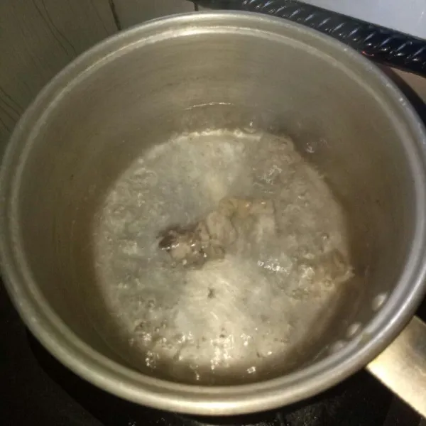 Cuci bersih ayam,potong sesuai selera.Rebus di air mendidih selama 3 menit lalu tiriskan.Rebus ulang ayam sampai keluar kaldu.