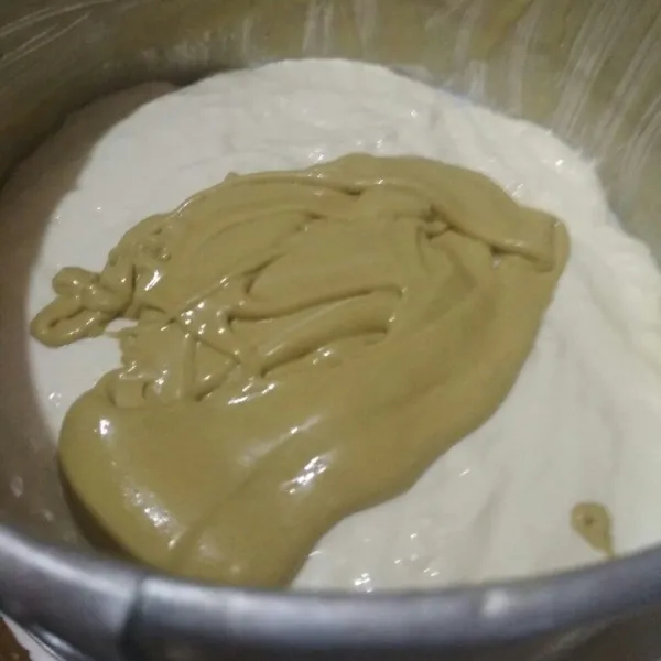 Oles loyang dengan margarin tipis-tipis dan alasi dengan kertas roti, tuang adonan putih kemudian adonan green tea selang seling, oven sebelumnya sudah dipanaskan selama 10 menit, hentakan adonan 3x untuk membuang udara didalam loyang, oven selama 20-25 menit, setelah matang test tusuk dan tunggu hingga dingin baru potong-potong.