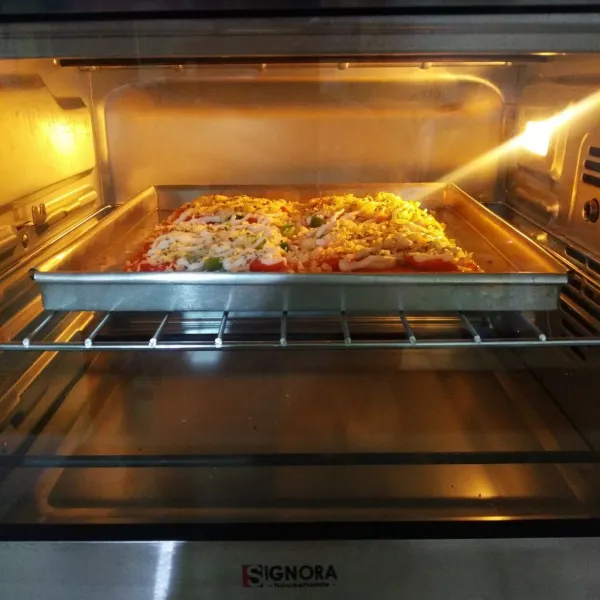 Panaskan oven, panggang pada suhu 180° C selama 15 menit.