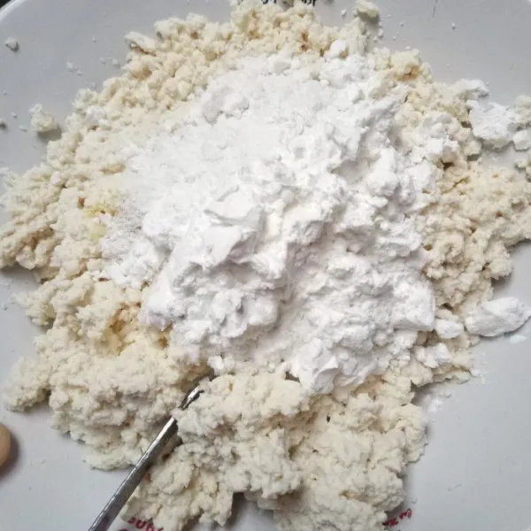 Kemudian masukkan bawang putih bubuk, kaldu bubuk, baking powder, merica bubuk dan tepung maizena. Aduk rata.