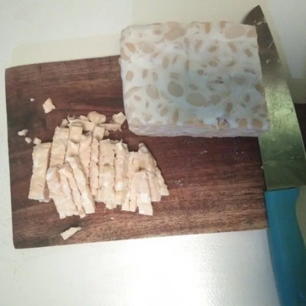 Iris tipis tempe seperti stick. Rendam dengan air yang telah di beri garam dan kaldu jamur.