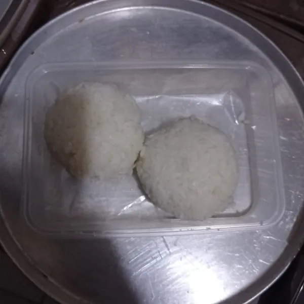 ambil nasi buat 2 kepal dipadatkan, tata di wadah.