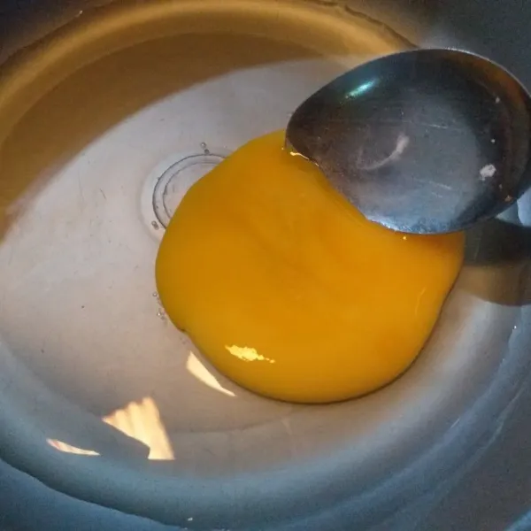 kemudian kocok lepas telur dengan sedikit garam karena akan diberi keju jadi sudah asin dari keju nya.