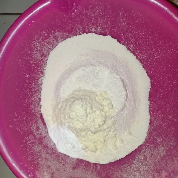 Campurkan bahan A dalam wadah.