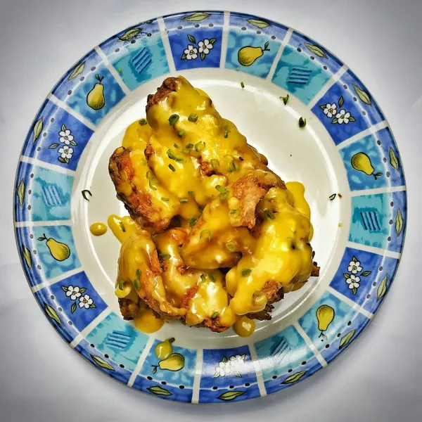 Sajikan sayap ayam goreng dengan saus creamy.