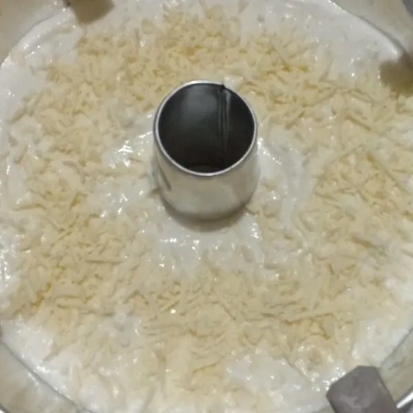 Setelah tercampur rata,masukkan dalam loyang chiffon,beri taburan keju parut.
