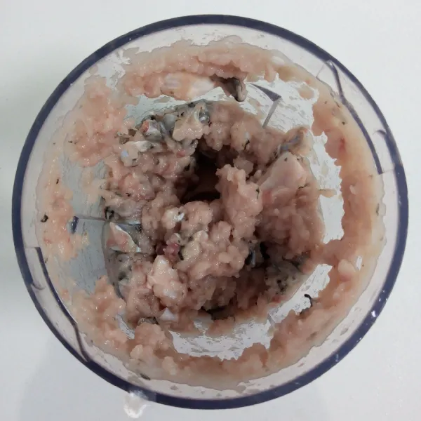 Giling daging ikan sampai halus.