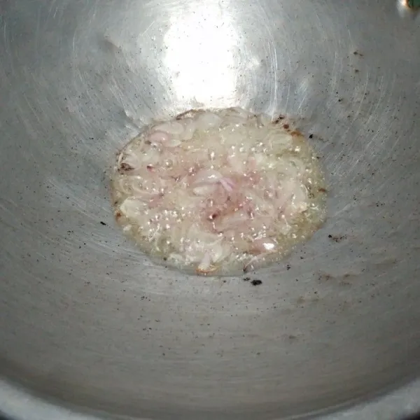 Panaskan minyak goreng bawang merah hingga matang angkat bawang merah dan tiriskan.