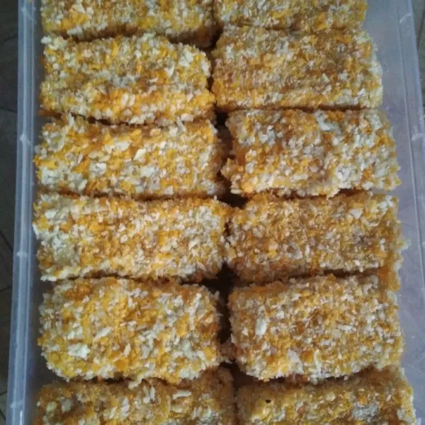 Lalu gulingkan diatas breadcrumb agar brradcrumb menempel dan menutupi seluruh permukaan nugget pisang. Lakukan hingga nugget habis. Simpan di kulkas selama ± 1 jam agar breadcrumb menempel.