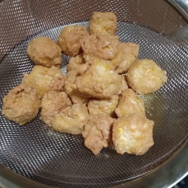 Bentuk bulat kecil lalu goreng sampai matang dan garing.
