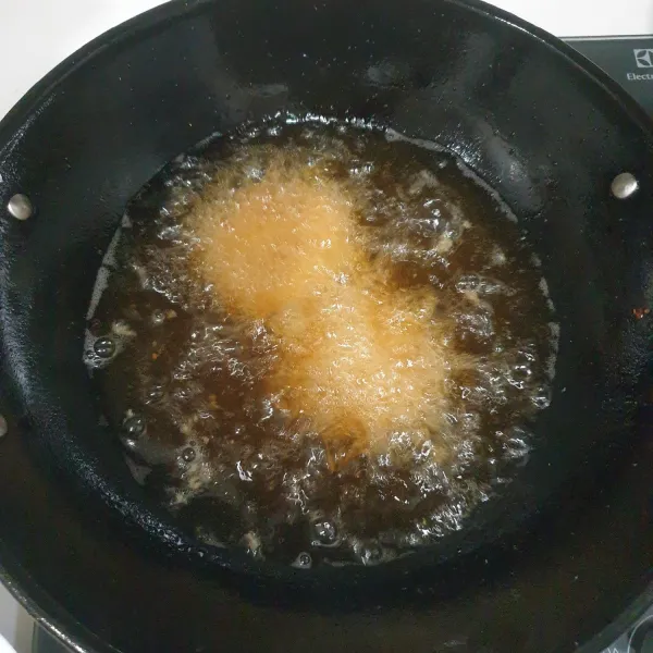 panaskan minyak goreng, goreng Patty Ayam sampai berwarna Kuning keemasan angkat dan tiriskan.