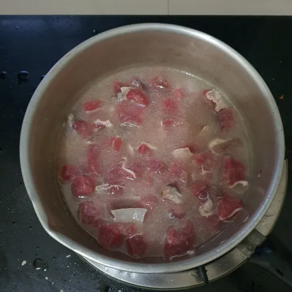 Potong daging bentuk kotak. Campur dengan bawang putih dan jahe giling, tambahkan air dan garam.