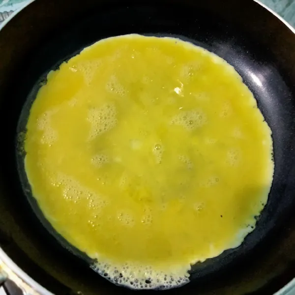 Siapkan teflon, masukan margarin kocok telur tambakan sedikit garam lalu goreng dengan api kecil supaya tidak gosong, angkat.