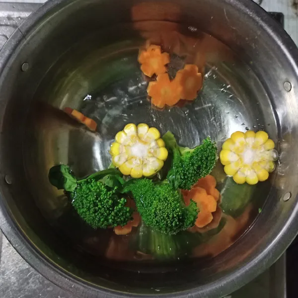 Rebus brokoli dan wortel hingga matang.