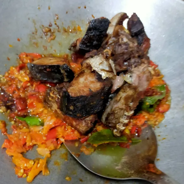 Masukkan ikan dan masak hingga bumbu merata dan matang