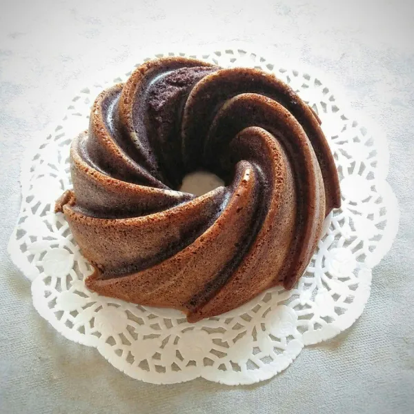 Setelah matang, segera keluarkan bolu dari loyang, biarkan dingin suhu ruang baru potong dan sajikan.