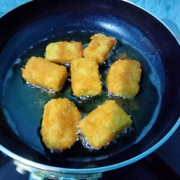 panaskan minyak goreng, goreng nugget sampai warna kuning keemasan, angkat dan tiriskan, nugget ayam wartel siap di makan.