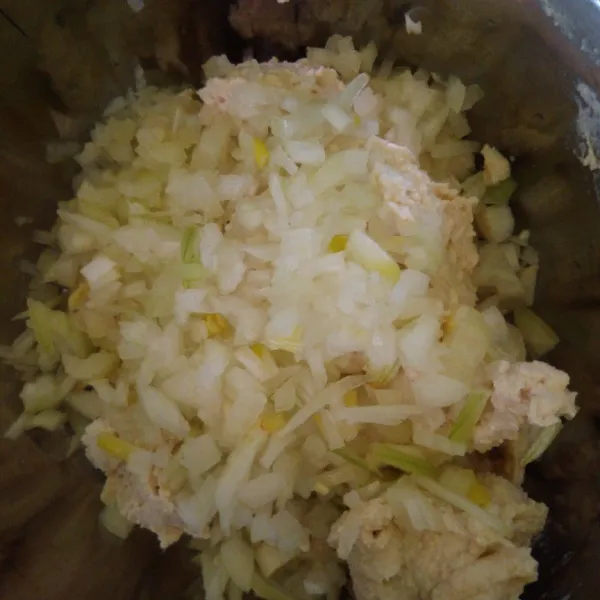 Dalam wadah, Masukkan adonan tahu, tambahkan bawang bombay cincang. Aduk rata. Koreksi rasa dengan cara menggoreng sedikit adonan.