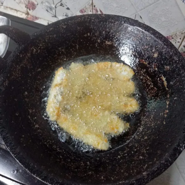 Panaskan minyak goreng, kemudian celupkan pisang ke adonan basah. Lalu gulingkan ke tepung panir. Goreng dalam minyak panas hingga coklat keemasan.