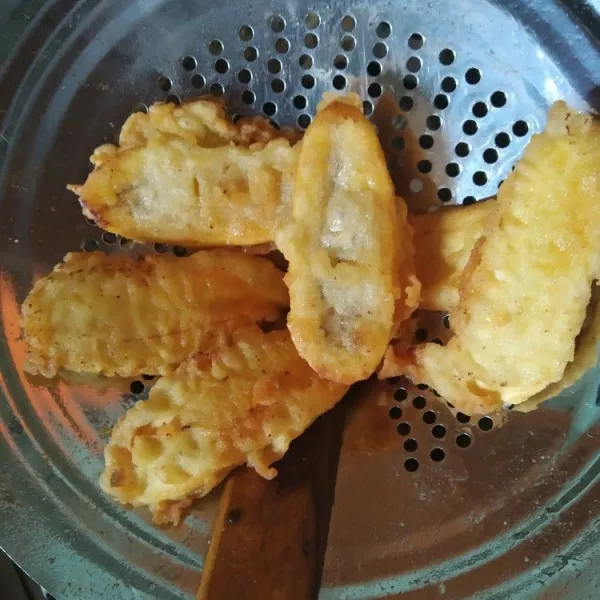 Setelah coklat keemasan, angkat dan tiriskan.