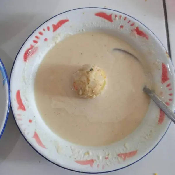 Lalu masukkan ke bahan balutan basah.