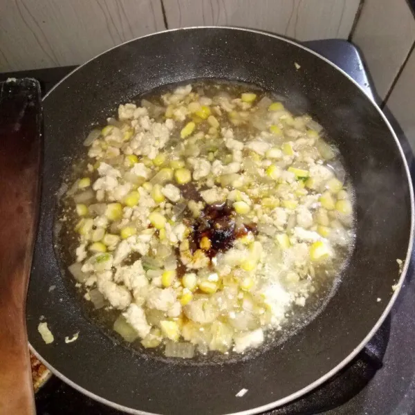 Masukan tahu dan jagung manis, aduk rata. Bubuhi garam, kecap manis, saos tiram, kecap ikan, lada dan air. Aduk rata, masak sampai air surut.