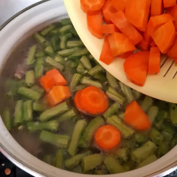 kemudian masukkan wortel,aduk rata,masak sebentat hingga sayuran matang,jangan overcook.