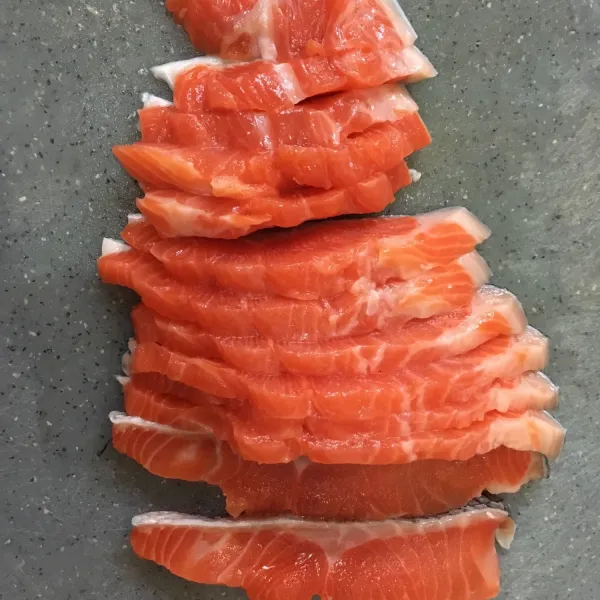 Potong salmon sesuai selera.