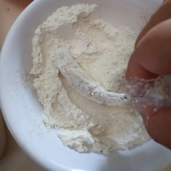 Dalam wadah, pisahkan 3 sdm tepung bumbu, lalu balut udang dengan tepung bumbu kering.