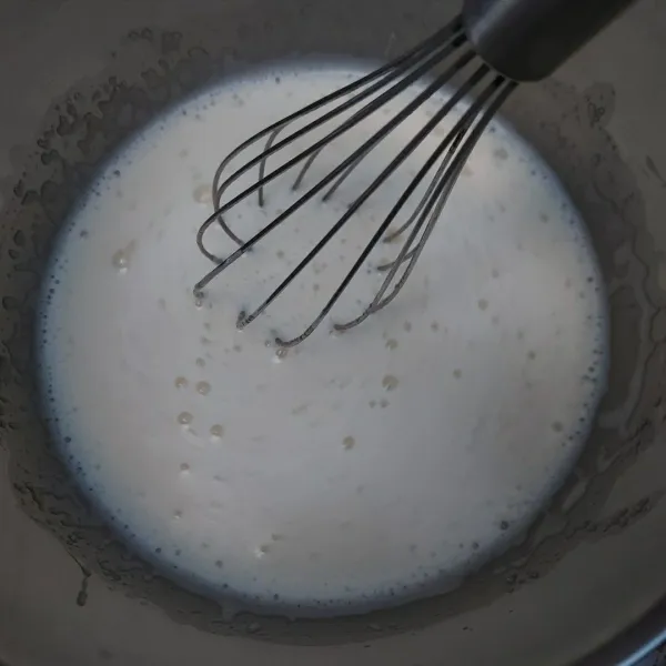 Kocok telur dan gula sampai gula larut, lalu masukkan susu cair. Aduk rata.