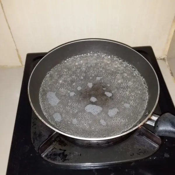 Rebus air, gula pasir dan garam. Setelah mendidih, matikan api. Biarkan dingin.
