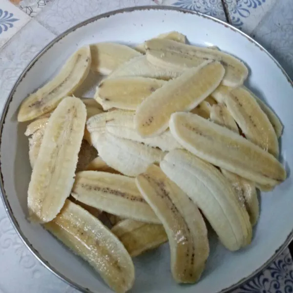 Kupas pisang,  kemudian belah menjadi 3 bagian, sisihkan.