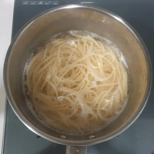 Didihkan air masukkan garam dan minyak sayur, setelah mendidih masukan spaghetti,dan Rebus selama 12 menit angkat dan tiriskan.