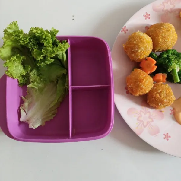Siapkan lunc box, tata daun selada.