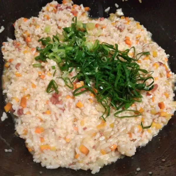 Masukkan bawang daun, aduk rata.