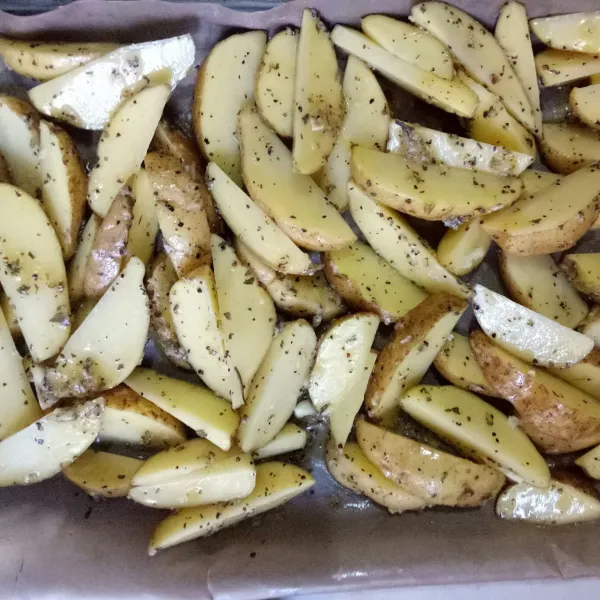 Tata kentang di loyang.