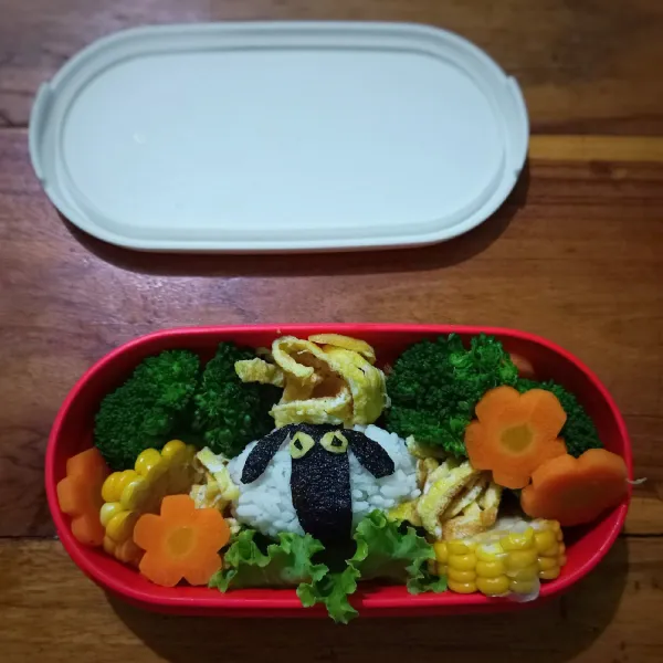 Hias bagian mata dengan kuning telur dan serpihan Nori. sajikan.