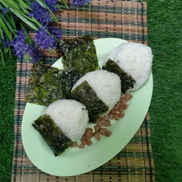 Onigiri Sosis siap disajikan.