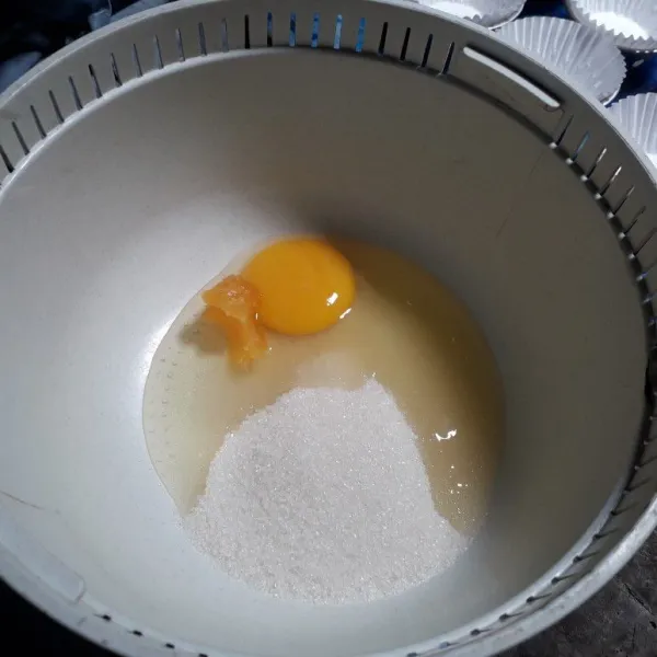Dalam mangkuk masukkan gula pasir, telur dan cake emulsifier.