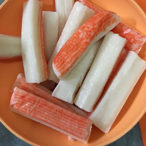 Panaskan oven dengan suhu 180 derajat. Lalu cuci bersih crab stick dan suwir-suwir.