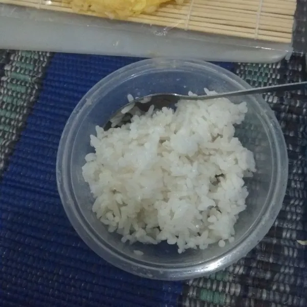 Cara membuat sushi: timbang nasi lalu beri sejumput garam+1sdt sushi seasoning, aduk rata.