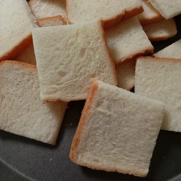 Iris tiap lembar roti tawar menjadi 4 bagian, sisihkan.