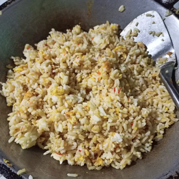 Masukkan nasi putih, aduk rata hingga seluruh bumbu tercampur rata, beri kecap manis dan garam. Tes rasa.