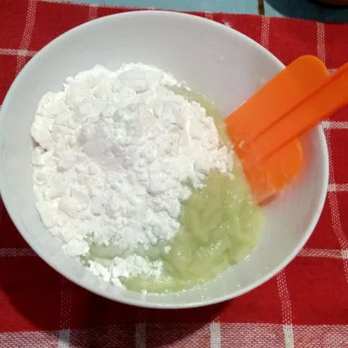 Tuang bahan yang sudah diblender dalam wadah. Tambahkan tepung terigu, tepung tapioka dan telur. Aduk rata.