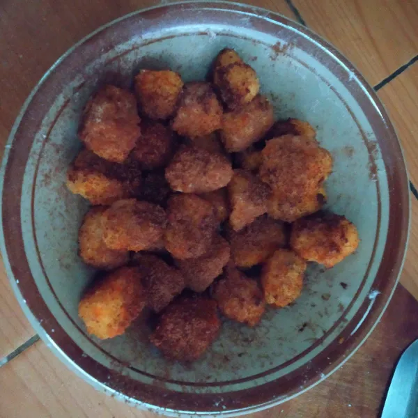 Taburi kembali dengan coklat bubuk, aduk sampai rata, lalu sajikan.